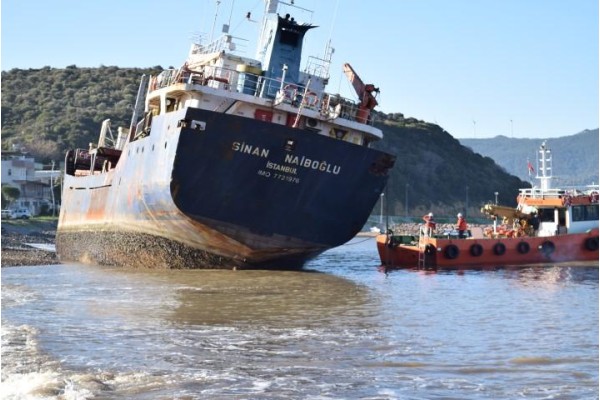 ÇAKMAKLI’DA KARAYA OTURAN YÜK GEMİSİ KURTARILDI
