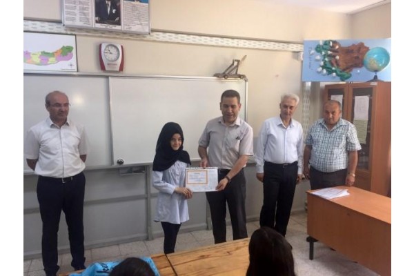 ÖĞRENCİLER KARNELERİNİ ALDI