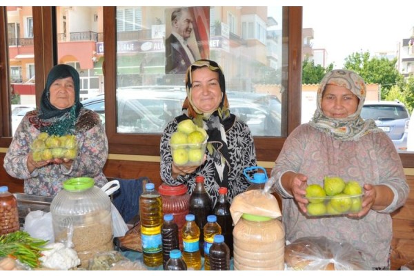 YERLİ İNCİR KÖYLÜ PAZARINDA