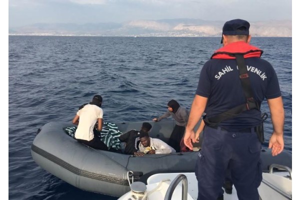 79 düzensiz göçmen kurtarıldı, 17 göçmen yakalandı