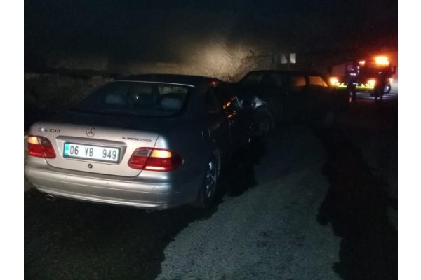 İKİ ARAÇ KAFA KAFAYA ÇARPIŞTI: 3 YARALI