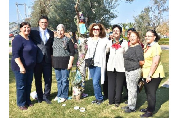 ZEYTİNLİ PARK EL ÖRGÜLERİYLE RENKLENDİ
