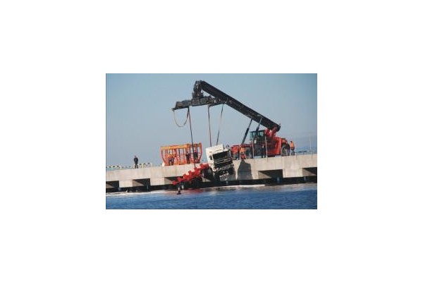 Şoför uyudu, tır denize uçtu