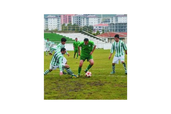 ALİAĞASPOR ZİRVEYİ BIRAKMIYOR