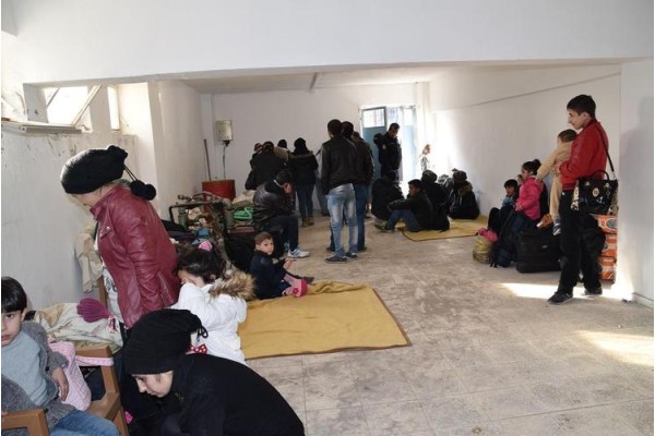 ALİAĞA’DA 128 GÖÇMEN YAKALANDI