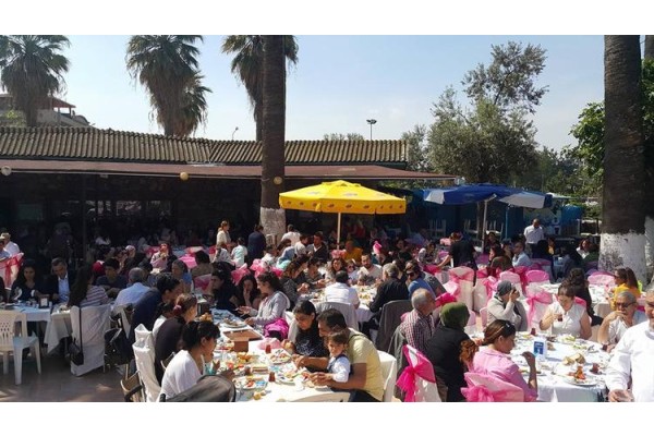 ANNELER KAHVALTIDA BULUŞTU