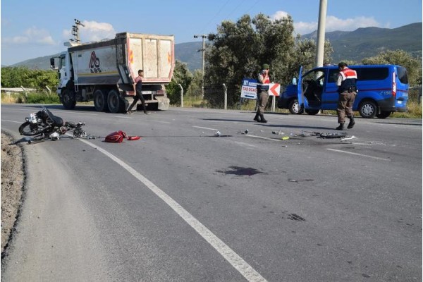 MOTOSİKLET KAMYONA ÇARPTI: 2 YARALI