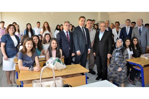 ÖĞRENCİLER KARNELERİNİ ALDI