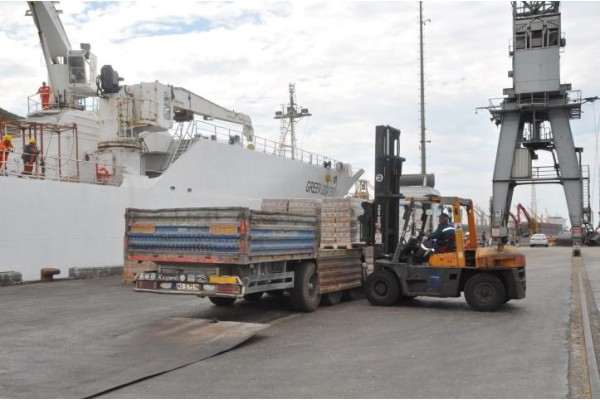 KATAR’A GİDEN YARDIM GEMİSİ YÜKÜNÜ İNDİRİYOR