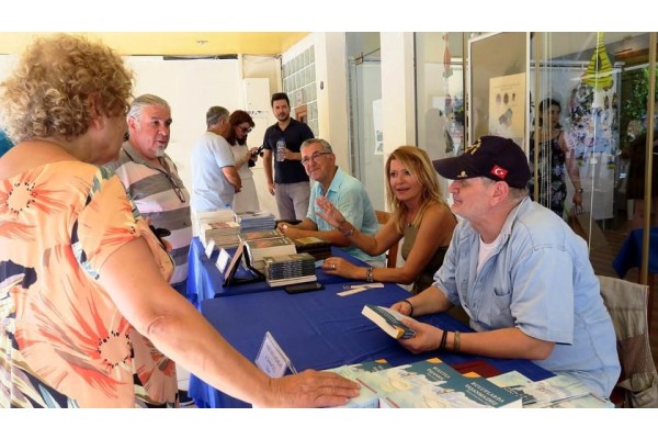 DENİZ LİSELİ YAZARLAR, FOÇA’DA KİTAPLARINI İMZALADI