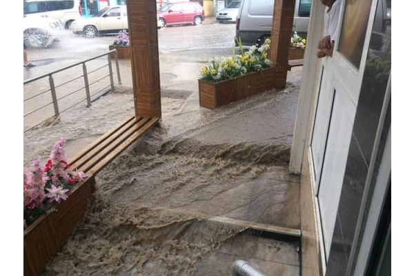 İZMİR CADDESİ SULAR ALTINDA