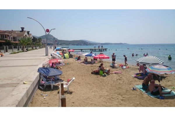 BELEDİYE ŞEZLONGLARI KALDIRDI