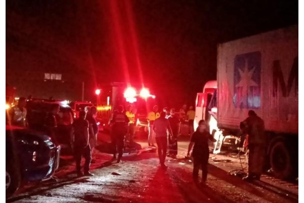 Servis minibüsüyle tır çarpıştı: 2 kişi öldü