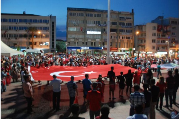 ALİAĞA’DA TERÖRE TEPKİ YÜRÜYÜŞÜ