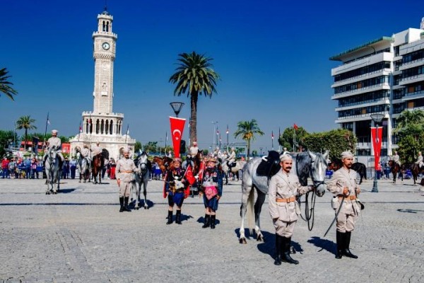 İZMİRLİLER TEK YÜREK OLDU