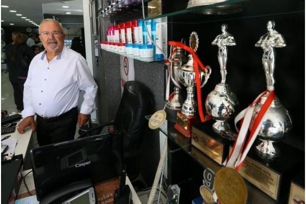 TARAĞI VE MAKASINI 61 YILDIR BIRAKMADI