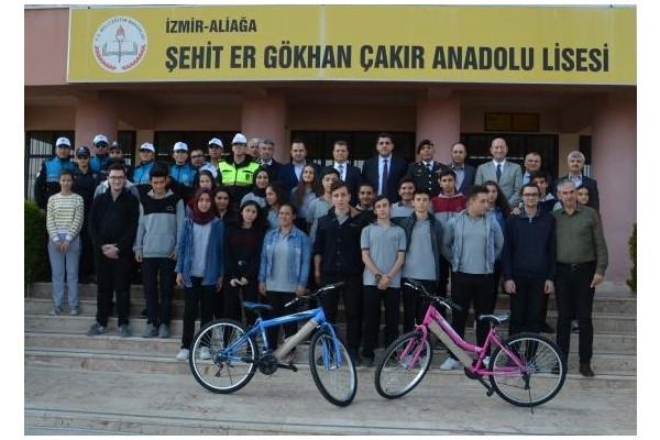 EMNİYETTEN 30 ÖĞRENCİYE BİSİKLET