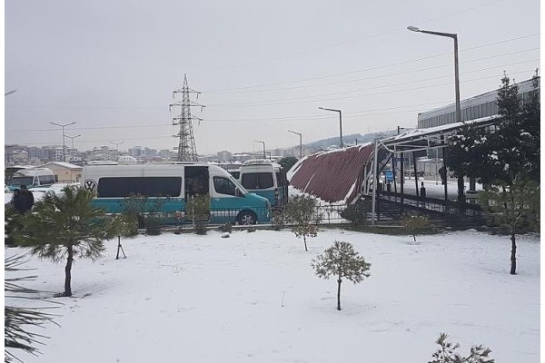 YOĞUN KAR YAĞIŞINA DAYANAMADI