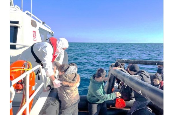 33 düzensiz göçmen kurtarıldı, 89 göçmen yakalandı