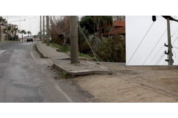 ELEKTRİK TELLERİ TEHLİKE SAÇIYOR