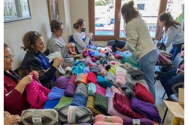 CHP’li kadınlar depremzedeler için ördü