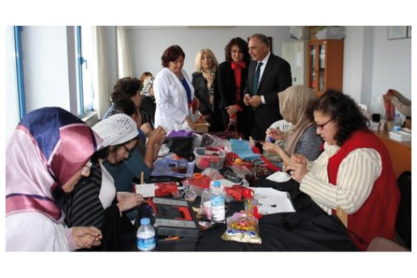 YORULMAZ KİLİM DOKUDU, SANAT SOKAĞI SÖZÜ VERDİ