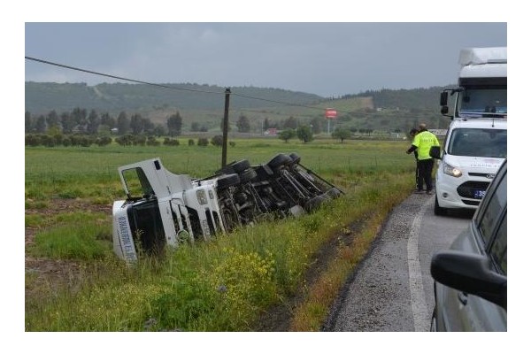 TIR ŞARAMPOLE YUVARLANDI: 1 YARALI