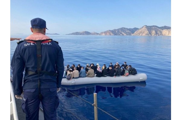 46 DÜZENSİZ GÖÇMEN KURTARILDI