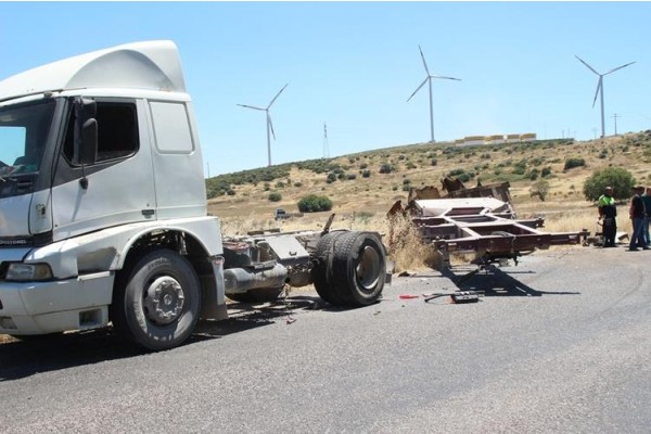 KYME ANTİK KENTİ MEVKİİNDE TRAFİK KAZASI: 1 YARALI