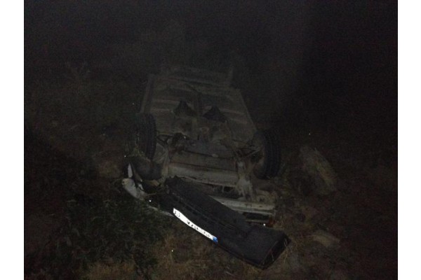 OTOMOBİL DEREYE UÇTU: 3 YARALI