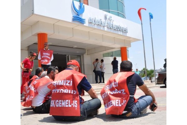 İŞÇİLER BELEDİYE ÖNÜNDE OTURMA EYLEMİ YAPTI