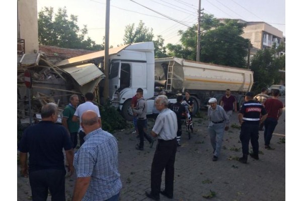 FECİ KAZA: 2’Sİ AĞIR 13 YARALI