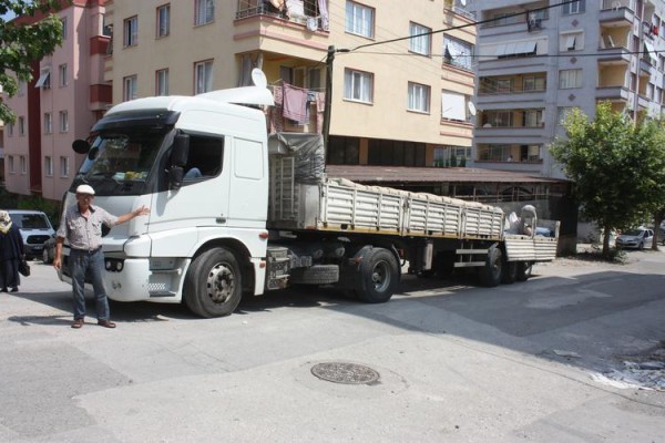 MAHALLELİ TIRLARDAN ŞİKAYETÇİ