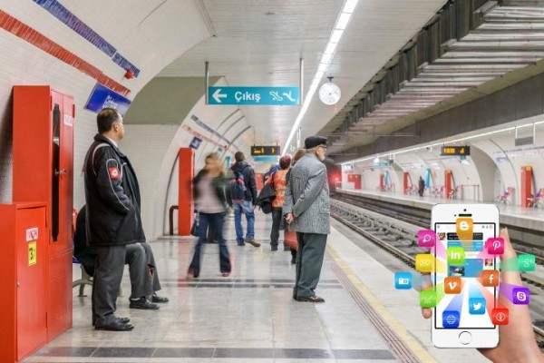METRO İSTASYONLARINDA ÜCRETSİZ İNTERNET DÖNEMİ