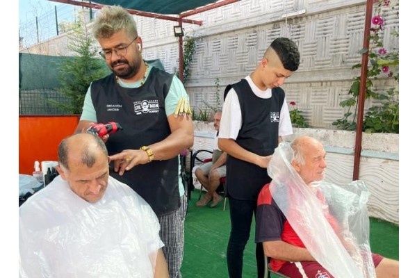 Huzurevi sakinlerini tıraş ettiler