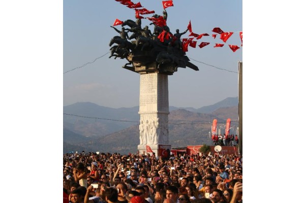 İZMİR'İN KURTULUŞUNUN 96. YILDÖNÜMÜ KUTLANDI