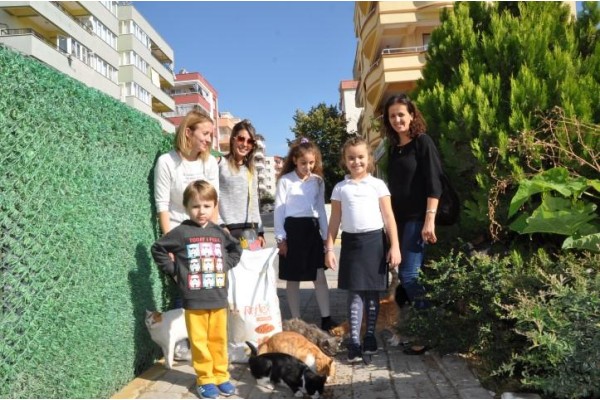 İKİ MİNİK KALPTEN SOKAKTAKİ CANLARA YARDIM