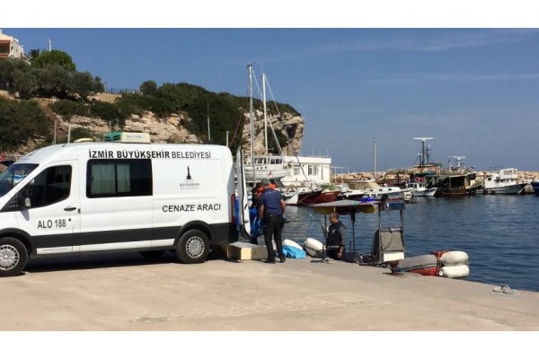 KARABURUN'DA DÜZENSİZ GÖÇMENLERİ TAŞIYAN TEKNE BATTI