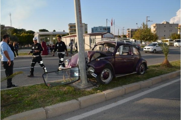 OTOMOBİL DİREĞE ÇARPTI: 2 YARALI