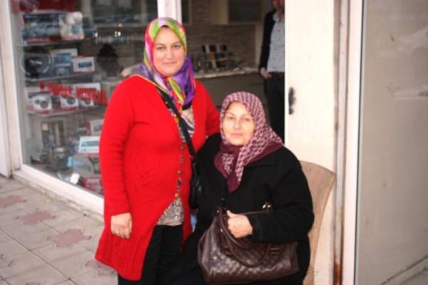 Bulduğu altın dolu çantayı sahibine teslim etti