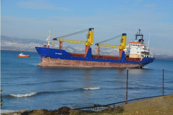 HACİZLİ GEMİ ÇAPASINDAN KURTULUP SÜRÜKLENDİ