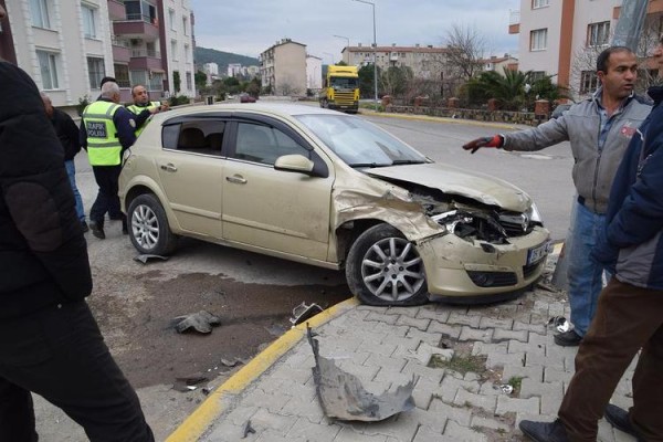 YENİ MAHALLEDE TRAFİK KAZASI 3 YARALI
