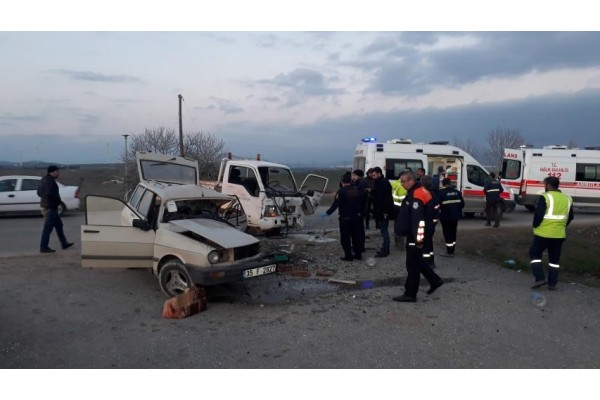 İKİ ARAÇ KAFA KAFAYA ÇARPIŞTI: 1 ÖLÜ, 3 YARALI