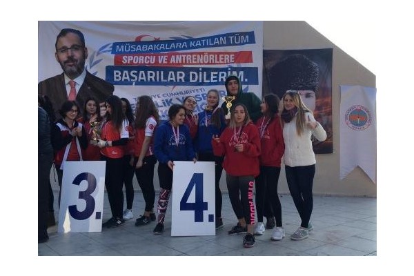 İYİ DERSLER OKULLARI MADALYAYA DOYMUYOR