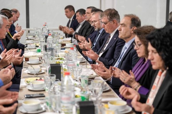 Meclis üyeleri aynı sofrada iftar yaptı