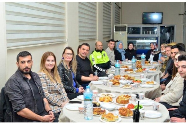 AK KADINLAR SAHURU POLİSLERLE YAPTI