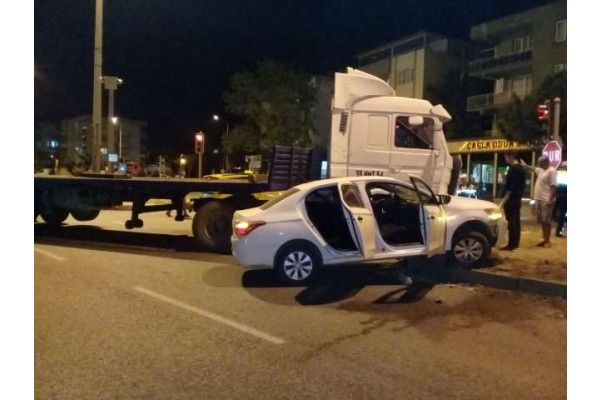 BP KAVŞAĞINDA TRAFİK KAZASI: 3 KİŞİ YARALI