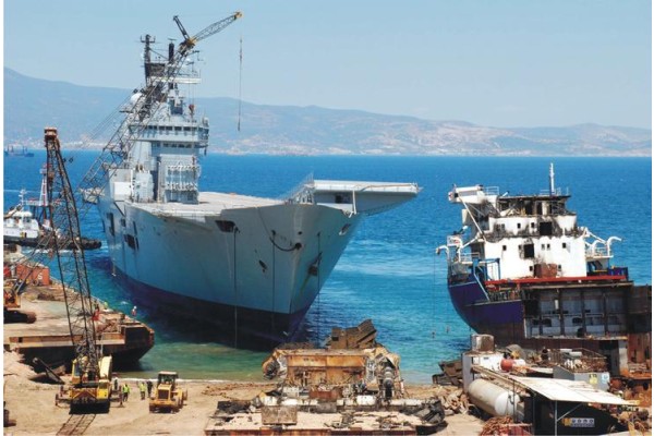 İNGİLİZ UÇAK GEMİSİ  ALİAĞA’DA SÖKÜLECEK