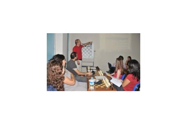 SATRANÇ ÖĞRETİCİLER YETİŞTİRİYOR