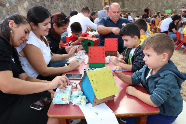 Anaokulu öğrencileri kuşlar için yuva yaptı